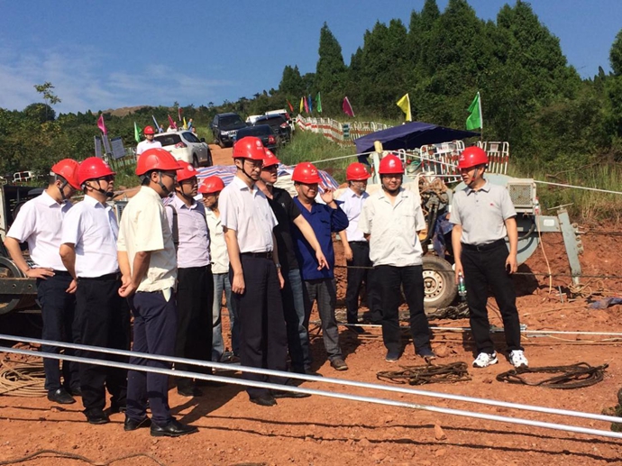 国网四川省电力公司副总经理刘勇到金年会电力500kV桃资线施工现场检查工作