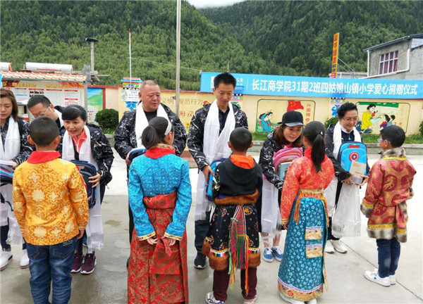 情系教师节 助学献爱心——金年会电力集团副总经理陈金华赴四姑娘山镇小学献爱心送温暖