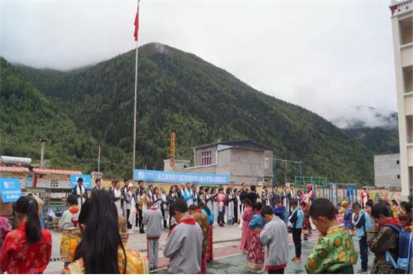 情系教师节 助学献爱心——金年会电力集团副总经理陈金华赴四姑娘山镇小学献爱心送温暖