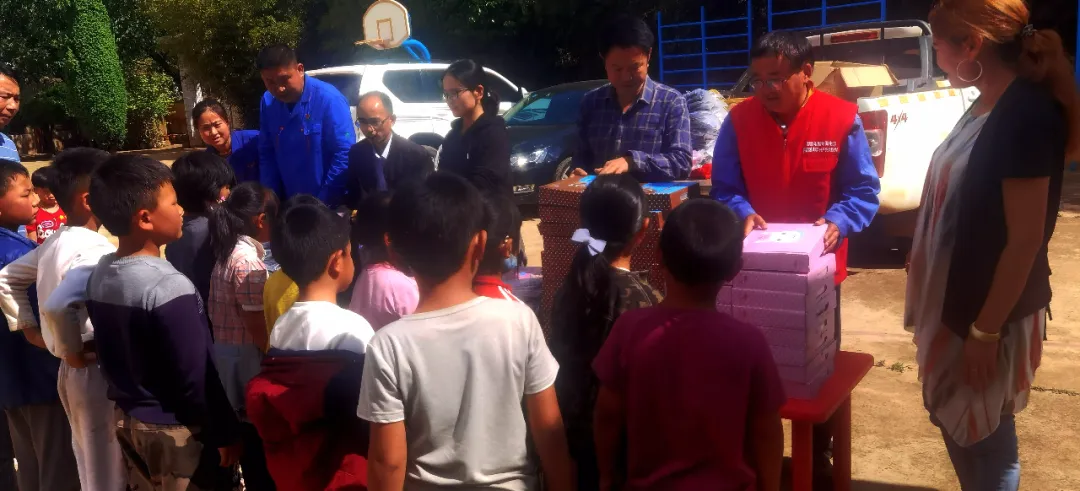 中共金年会电力支部委员会“奉献爱心,情暖学子”九龙小学公益捐赠仪式