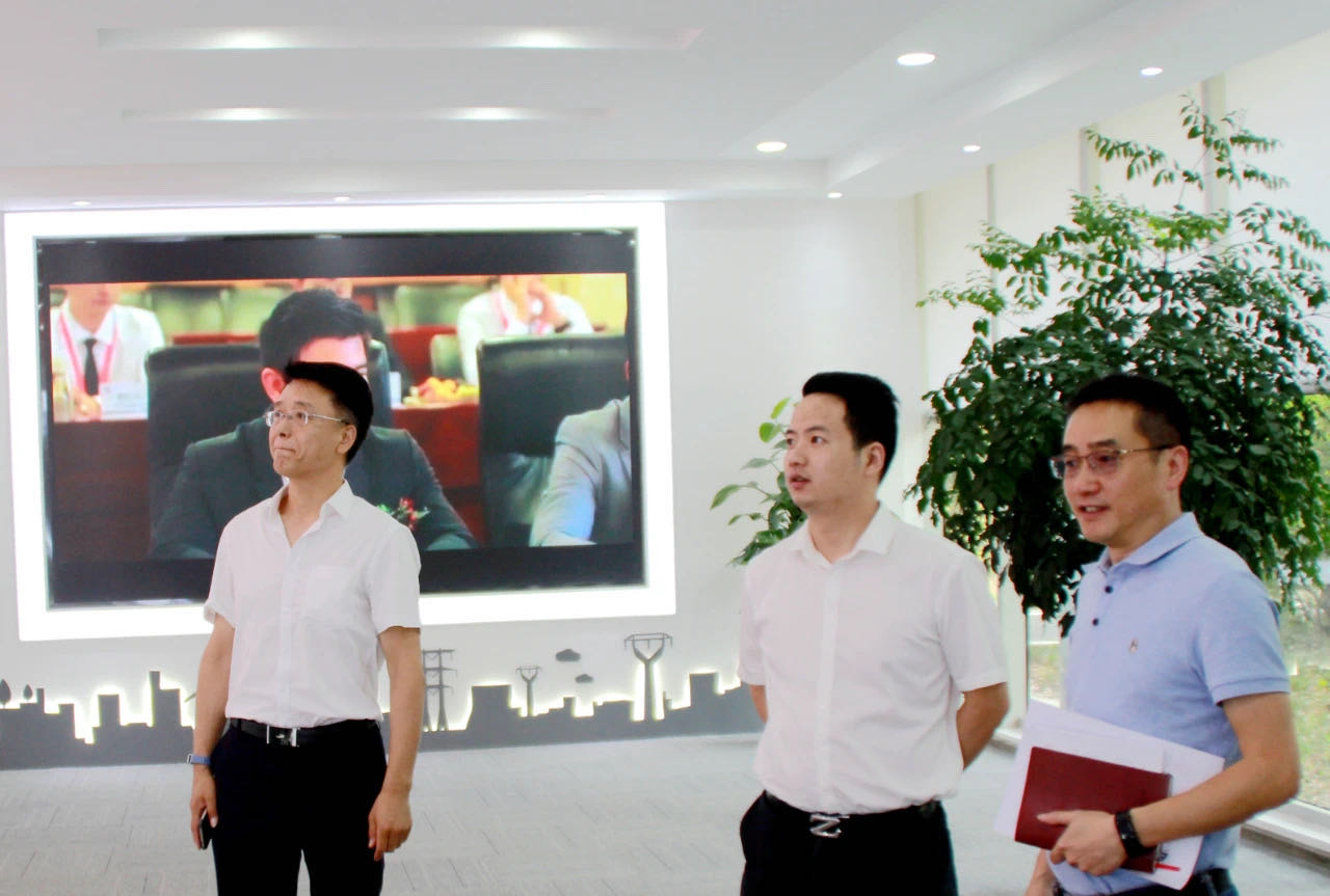 青羊区总工会副主席唐宁,府南街道人大工委主任、总工会主席刘庆一行到金年会电力集团指导工会工作