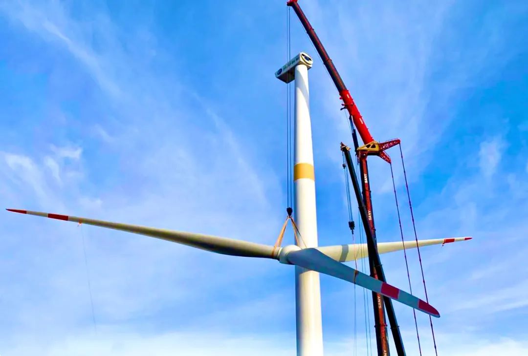 延安吴起二期风电主体工程首台风机吊装圆满成功