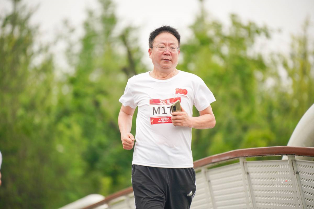 “坚定跟党走 奋进新征程”庆祝中国共产党成立100周年四川省民营企业健步行活动金年会健儿尽展风采